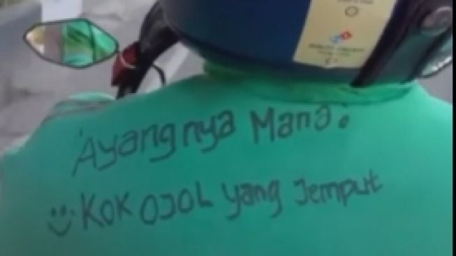 Driver Ojol Tulis Pesan Lucu di Jaketnya, Penumpang Serasa Di-roasting