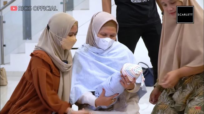  Momen Baby R Ketemu Keluarga Teuku Ryan (YouTube/Ricis Official)