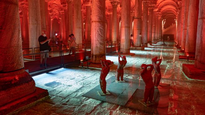 Orang-orang mengunjungi situs bersejarah Basilica Cistern di Istanbul, Turki, Selasa (26/7/2022). [Yasin AKGUL/AFP]