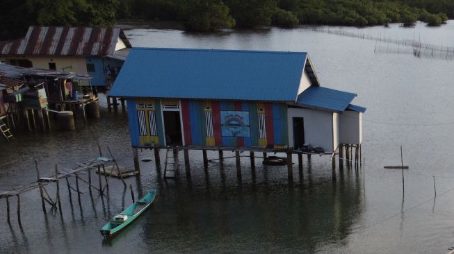 Suasana rumah Suku Bajo yang diwarnai di Kampung Bajo Pelangi di Kelurahan Sambuli, Kendari, Sulawesi Tenggara, Sabtu (30/7/2022). [ANTARA FOTO/Jojon/hp]
