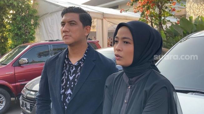 Tantri Kotak dan Arda Naff di resepsi pernikahan putri Anies Baswedan di kawasan Ancol, Jakarta [Suara.com/Adiyoga Priyambodo]