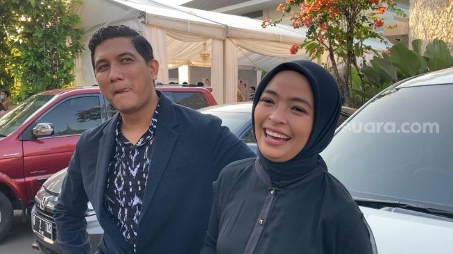 Tantri Kotak dan Arda Naff di resepsi pernikahan putri Anies Baswedan di kawasan Ancol, Jakarta [Suara.com/Adiyoga Priyambodo]