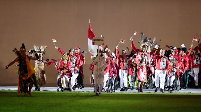 Sejumlah atlet kontingen Indonesia saat mengikuti pembukaan ASEAN Para Games 2022 di Stadion Manahan Solo, Jawa Tengah, Sabtu (30/7/2022). [ANTARA FOTO/Muhammad Adimaja/YU]