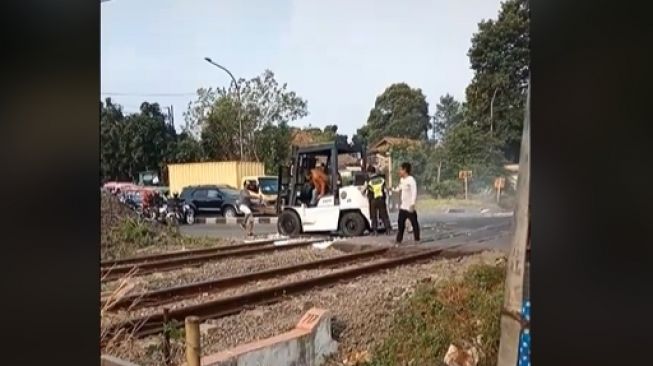 Forklift nyangkut di atas rel kereta api (Instagram)