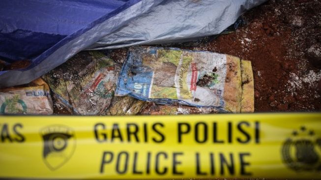 Polisi Ungkap Ada 3,4 ton Beras Bansos yang Dikubur di Depok