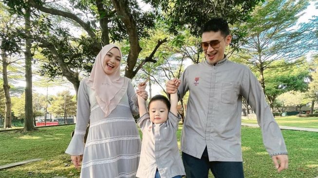 Rayakan Ultah ke-39, 10 Momen Citra Kirana Beri Hadiah Umrah untuk Babysitter