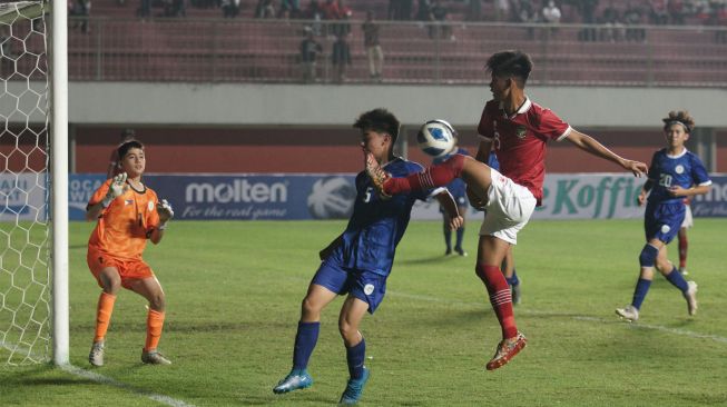 Pesepak bola Timnas Indonesia U-16 Muhammad Yanuar (kedua kanan) berusaha mencetak gol dengan dihadang pesepak bola Timnas Filipina U-16 Gabriel Luis Joaquin (kedua kiri) saat laga AFF U-16 2022 di Stadion Maguwoharjo, Depok, Sleman, D.I Yogyakarta, Minggu (31/7/2022). [ANTARA FOTO/Andreas Fitri Atmoko/wsj]
