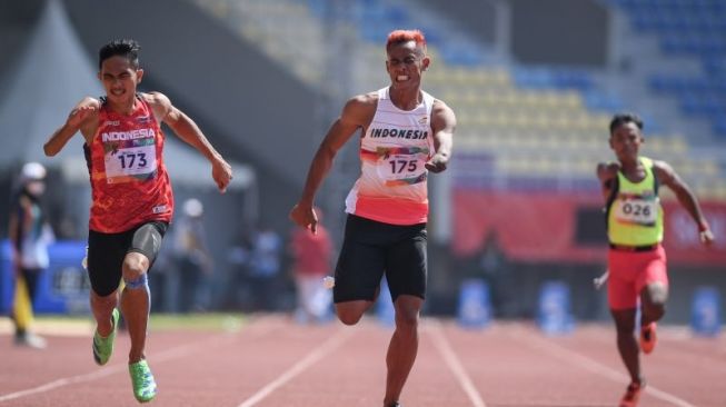 Pelari Indonesia Rizal Bagus Saktyono (tengah) dan Nur Ferry Pradana (kiri) saat mengikuti nomor lari 100 meter putra T47 ASEAN Para Games 2022 di Stadion Manahan, Solo, Jawa Tengah, Senin (1/8/2022). ANTARA FOTO/Mohammad Ayudha/tom. (ANTARA FOTO/MOHAMMAD AYUDHA)