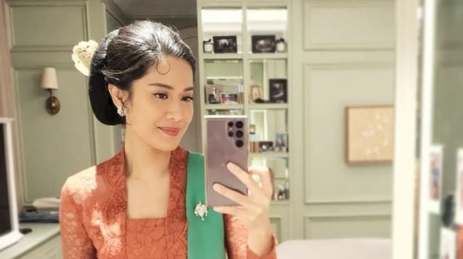 OOTD Dian Sastro Pakai Kebaya Murah Meriah (Instagram/@therealdisastr)