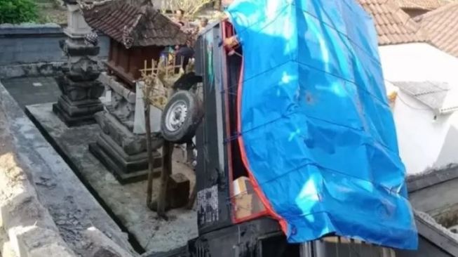 Pengemudi Ngantuk, Mobil Pikapnya Tabrak 2 Pelinggih di Sukawati