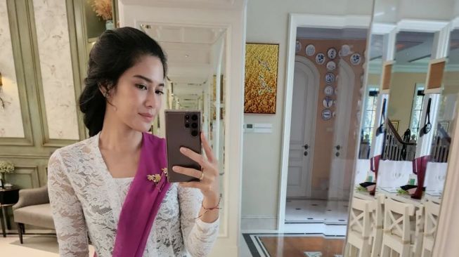 OOTD Dian Sastro Pakai Kebaya Murah Meriah (Instagram/@therealdisastr)