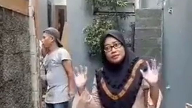 Perempuan protes karena tetangganya bangun dinding tembok sampai memakan jalan keluar masuk rumahnya (Instagram/ @jurnalisjunior).