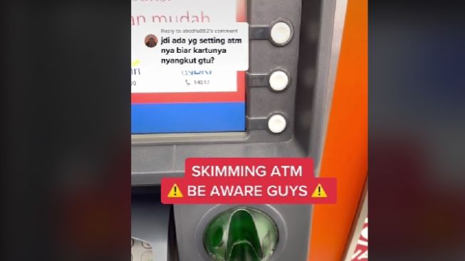 Tangkapan layarr video viral wanita menceritakan dugaan penipuan bermodus Kartu ATM tertelan. [TikTok]