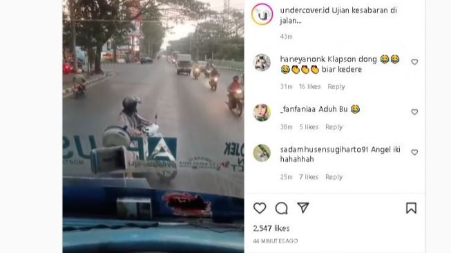 Aksi emak naik sepeda motor akan menyeberang. (Instagram/ undercover.id)