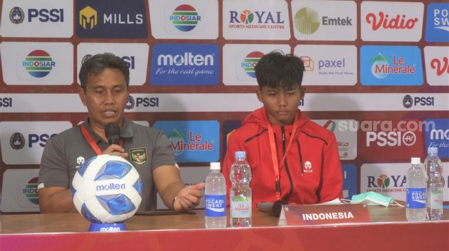 Pelatih timnas Indonesia U-16, Bima Sakti saat jumpa pers usai pertandingan perdana di Piala AFF U-16 2022 di Stadion Maguwoharjo. (Suara.com/Arif Budi)