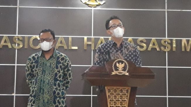 Komisioner Komnas HAM Beka Ulung Hapsara menyampaikan hasil pemeriksaan ajudan dan ART Irjen Ferdy Sambo, Senin (1/8/2022). [ANTARA]