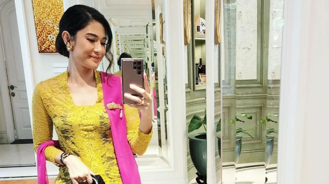 OOTD Dian Sastro Pakai Kebaya Murah Meriah (Instagram/@therealdisastr)