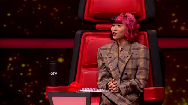 Isyana Sarasvati di kontes menyanyi (YouTube/The Voice Indonesia)