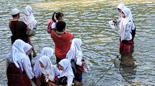 Puluhan Siswa SD Bertaruh Nyawa Sebrangi Sungai untuk Pergi Sekolah, Bupati Cianjur Tak Tahu Jumlah Jembatan Rusak