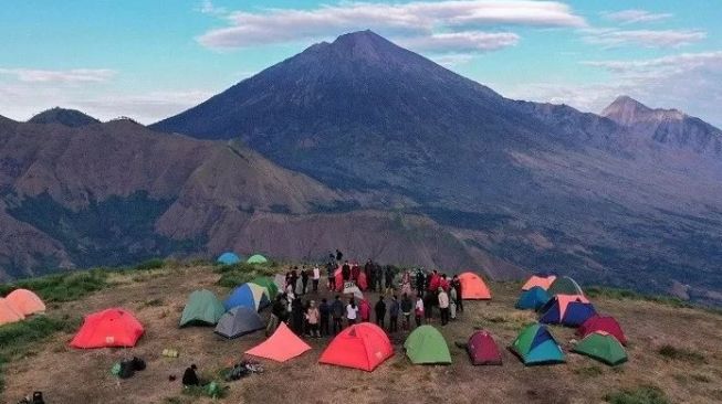 Pendakian ke Gunung Rinjani mulai ramai dipesan untuk perayaan Hari Kemerdekaan Republik Indonesia pada 17 Agustus 2022. [Istimewa/beritabali.com] 