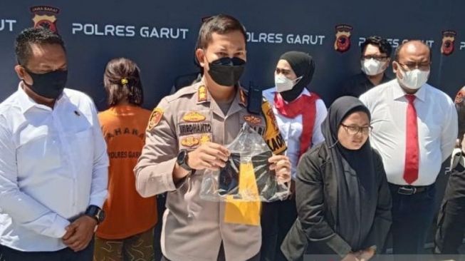 Kepala Kepolisian Resor Garut AKBP Wirdhanto Hadicaksono menunjukkan barang bukti dan tersangka dalam kasus pornografi di Markas Polres Garut, Jawa Barat, Senin (1/8/2022). ANTARA/Feri Purnama.