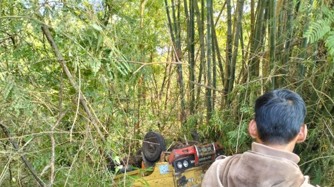 Truk Terjungkal di Bukit Bego Jalan Dlingo-Imogiri, 3 Orang Dilarikan ke Rumah Sakit