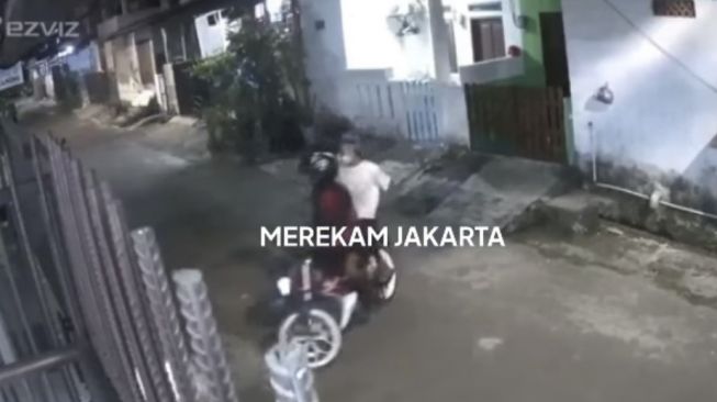 Lagi Maling Terekam Kamera Cctv Curi Sepeda Motor Di Cengkareng