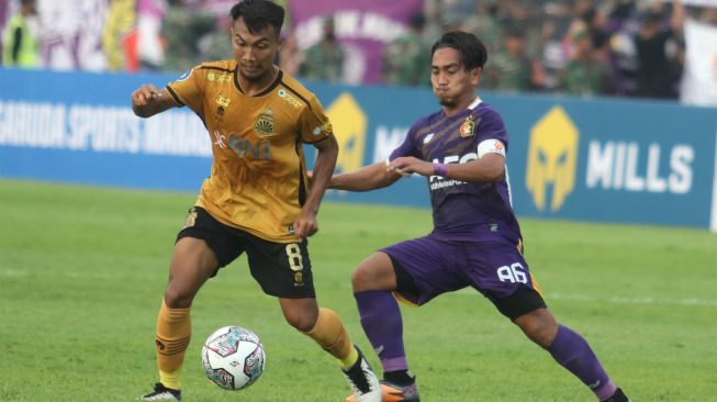 Pesepak bola Persik Kediri Taufiq (kanan) berebut bola dengan pesepak bola Bhayangkara FC Muhamad Hargianto (kiri) dalam pertandingan Liga 1 di Stadion Brawijaya, Kota Kediri, Jawa Timur, Minggu (31/7/2022). [ANTARA FOTO/Prasetia Fauzani/wsj]