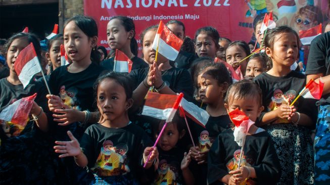 Anak Suku Baduy bernyanyi bersama saat peringatan Hari Anak Nasional di Kampung Kaduketug, Lebak, Banten, Senin (1/8/2022). [ANTARA FOTO/Muhammad Bagus Khoirunas/nym]
