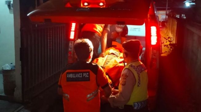 Unit Inafis Polresta Denpasar mengevakuasi jenazah I Gusti Putu Enteg ke dalam Ambulans untuk dibawa ke Rumah Sakit Umum Pusat Sanglah Denpasar, Bali, Senin (1/8/2022). [ANTARA/HO-Humas Polresta Denpasar]