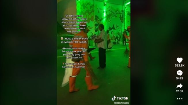 Penjual buku gambar di CFW. [TikTok]