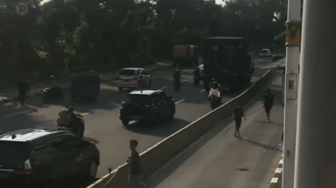 Bikin Geleng-geleng! Sejumlah Bocah Bermain Bawa Ranting Kayu di Jalur TransJakarta Jakbar