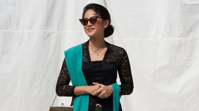 OOTD Dian Sastro Pakai Kebaya Murah Meriah (Instagram/@therealdisastr)