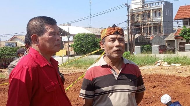Ketua RT 10 bernama Sugeng terkait temuan tempat penimbunan Bansos Jokowi di Depok, Jabar.  (Suara.com/Arga)