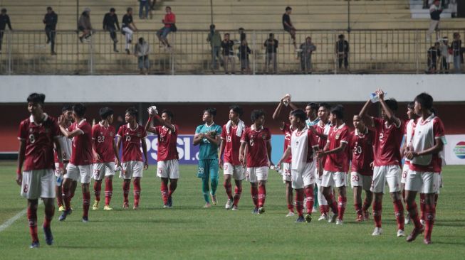 Pesepak bola Timnas Indonesia U-16 berselebrasi usai melawan Timnas Filipina U-16 saat laga AFF U-16 2022 di Stadion Maguwoharjo, Depok, Sleman, D.I Yogyakarta, Minggu (31/7/2022). Timnas U-16 Indonesia mengalahkan Timnas Filipina U-16 dengan skor akhir 2-0. ANTARA FOTO/Andreas Fitri Atmoko/wsj.