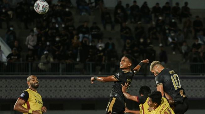 Pesepak bola Dewa United Achmad Faris (kedua kiri) menyundul bola ke arah gawang tim Persikabo 1973 pada lanjutan BRI Liga 1 di Stadion Indomilk Arena, Tangerang, Banten, Minggu (31/7/2022). [ANTARA FOTO/Fauzan/wsj]