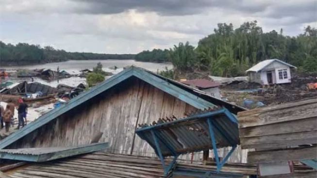 Belasan Rumah dan Sebuah Jalan Rusak Akibat Longsor di Indragiri Hilir