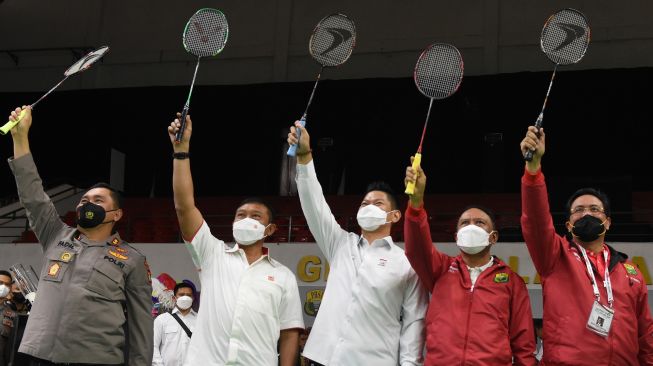 Menteri Pemuda dan Olahraga Zainudin Amali (ketiga kanan), Ketua Umum PP PBSI Agung Firman Sampurna (kanan), Sekjen PP PBSI Irjen Pol. Muhammad Fadil Imran (kiri), Ketua Umum KOI Raja Sapta Oktohari (ketiga kiri) dan Wakil Ketua Umum II KONI Soedarmo (kedua kiri) berfoto bersama saat membuka kejuaraan bulu tangkis Piala Presiden 2022 di Gor Nanggala, Cijantung, Jakarta, Senin (1/8/2022). [ANTARA FOTO/Indrianto Eko Suwarso/rwa]
