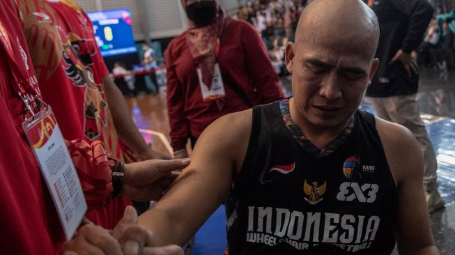 Pebasket Indonesia Denih menangis usai timnya berhasil mengalahkan Tim Basket Kamboja pada pertandingan perebutan medali perunggu basket kursi roda 3X3 ASEAN Para Games 2022 di GOR Sritex Arena, Solo, Jawa Tengah, Minggu (31/7/2022). [ANTARA FOTO/Muhammad Adimaja/tom]