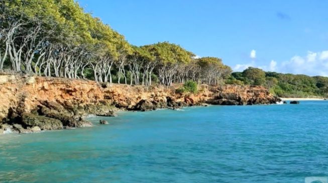 Kahuripan, Pantai yang Eksotis dan Asing dari Keramaian