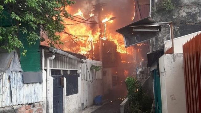 1 Orang Luka Akibat Kebakaran di Tambora, Petugas: Kena Percikan Api