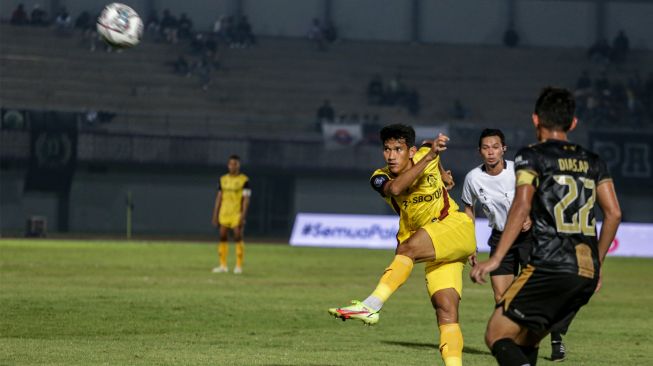 Pesepak bola Persikabo 1973 Ryan Kurnia (ketiga kanan) menendang bola ke arah gawang Dewa United pada lanjutan BRI Liga 1 di Stadion Indomilk Arena, Tangerang, Banten, Minggu (31/7/2022). [ANTARA FOTO/Fauzan/wsj]