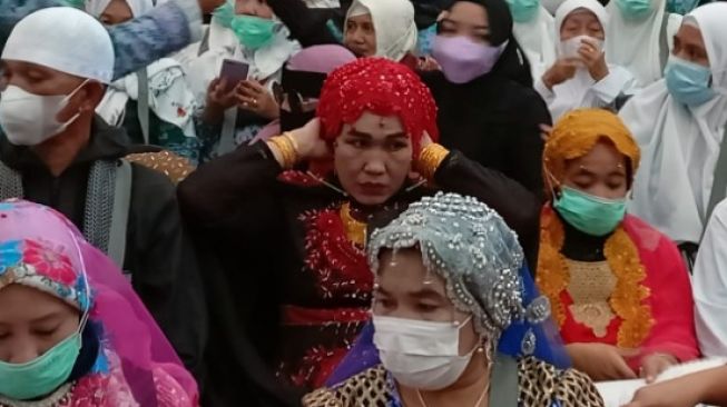 Jemaah haji asal Sulawesi Selatan memakai busana mencolok saat tiba di Asrama Haji Sudiang Kota Makassar [SuarSulsel.id/Humas Kemenag Sulsel]