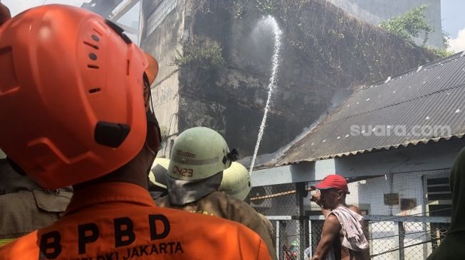 18 Unit Damkar Dikerahkan, 1 Warga Luka Bakar Akibat Kebakaran di Tambora