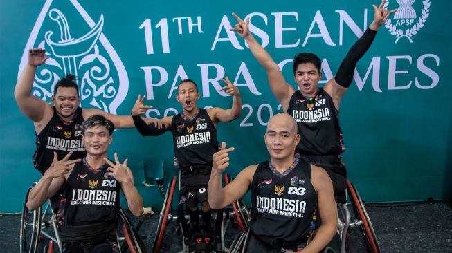 Tim Basket kursi roda Indonesia berpose usai mengalahkan Tim Basket Kamboja pada pertandingan perebutan medali perunggu basket kursi roda 3X3 ASEAN Para Games 2022 di GOR Sritex Arena, Solo, Jawa Tengah, Minggu (31/7/2022). [ANTARA FOTO/Muhammad Adimaja/tom]