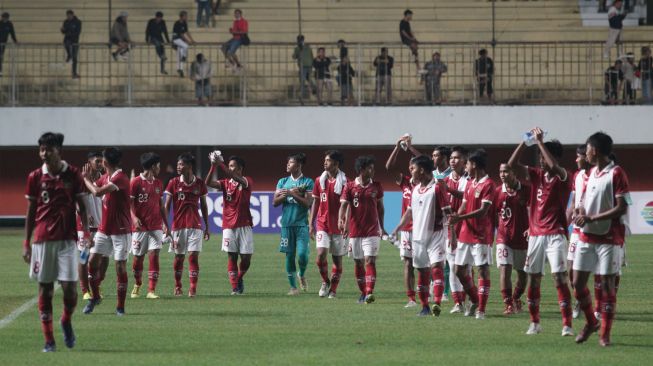 Pesepak bola Timnas Indonesia U-16 berselebrasi usai melawan Timnas Filipina U-16 saat laga AFF U-16 2022 di Stadion Maguwoharjo, Depok, Sleman, D.I Yogyakarta, Minggu (31/7/2022). [ANTARA FOTO/Andreas Fitri Atmoko/wsj]