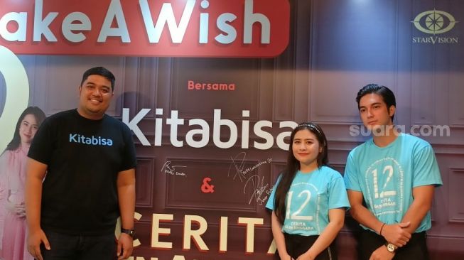 Prilly Latuconsina dan Junior Roberts bersama perwakilan Kitabisa. [Rena Pangesti/Suara.com]