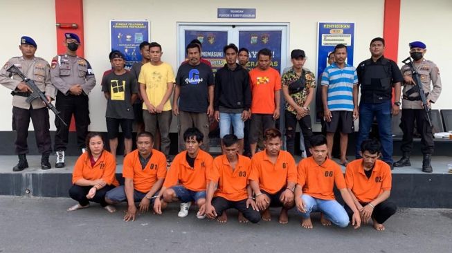 Polda Kepri Ringkus 8 Tersangka Jaringan Penyelundup PMI Ilegal ke Malaysia