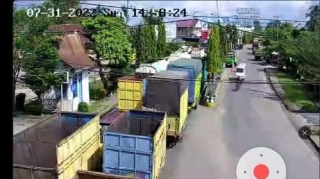 Truk Batu Bara Patah As Sebabkan Kemacetan Panjang di Batanghari
