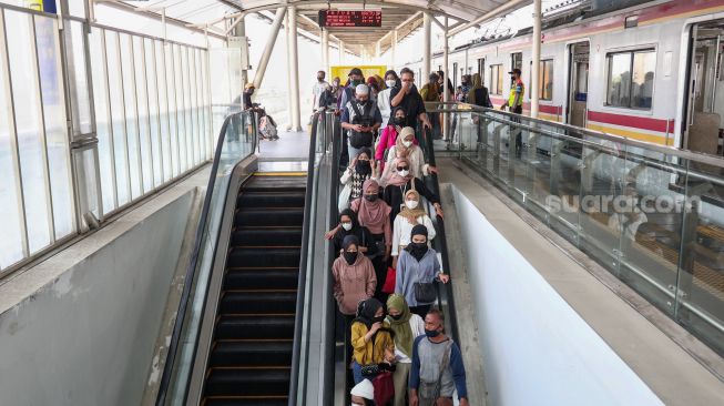Penumpang KRL di Stasiun Manggarai Penuh Sesak, Kemenhub Minta Maaf Karena Eskalator Mati
